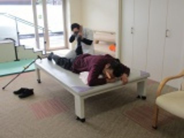 機能訓練の様子 機能訓練室 広々とした空間で、利用者が快適にリハビリを受けています。明るい雰囲気の中で集中できる環境です。