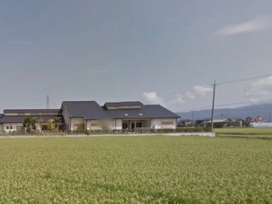 広々とした田園に建つ施設
