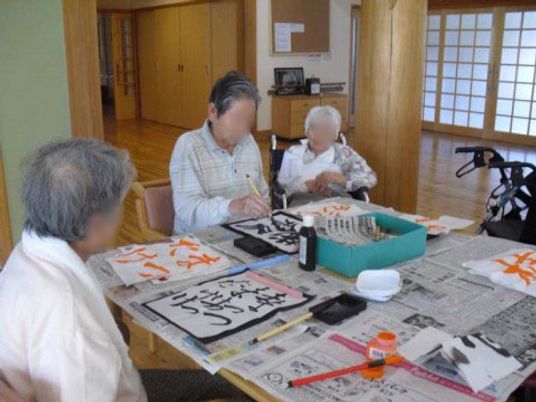 書道を楽しむ高齢者