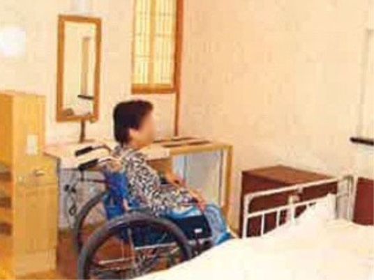車椅子の女性と居室