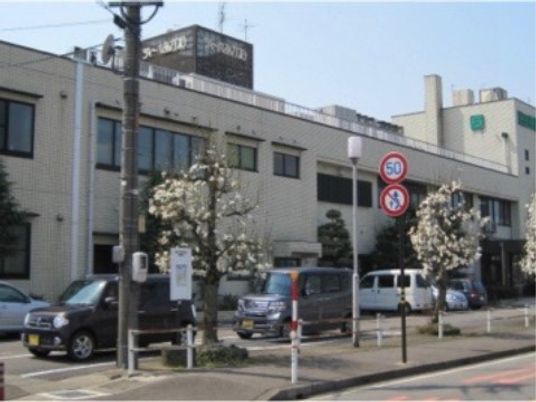 施設前の駐車場と建物