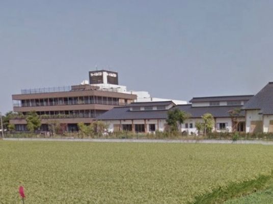 広々とした施設の外観