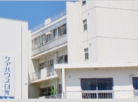 白い建物の外観