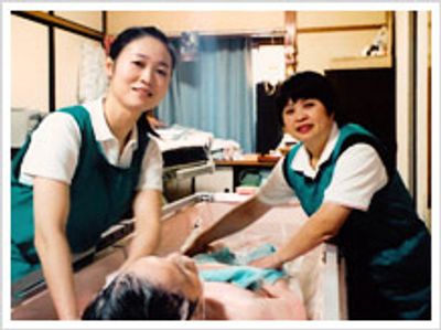 介護中の様子の浴室