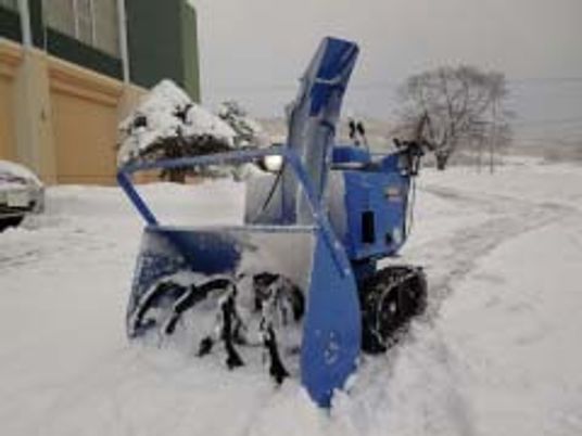 除雪機と雪景色の外観  