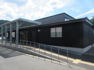 黒い建物とスロープの外観