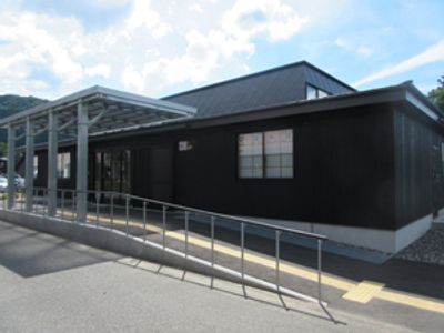 黒い建物とスロープの外観