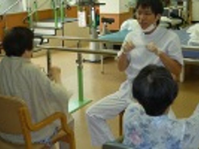 リハビリ中の様子 機能訓練室 広い機能訓練室では、専門スタッフによるサポートを受けながら快適にリハビリが行えます。