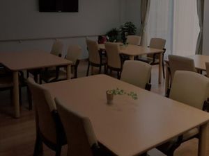 広々としたテーブル設置のダイニングルーム