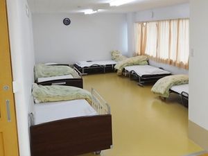 ベッドが並んだ居室