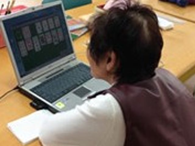 集中する女性の後姿 ラウンジ くつろげる空間で、リラックスしながら作業を楽しむことができます。
