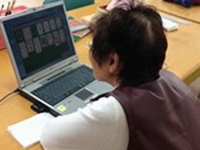 集中する女性の後姿