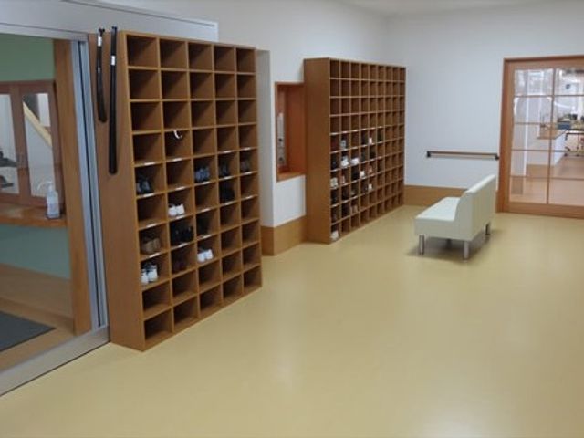 靴棚が並ぶ入口廊下 エントランス 靴棚が整然と並ぶ明るいエントランスです。入ってすぐにリラックスした雰囲気を感じられます。