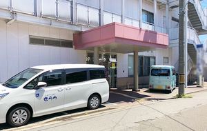 車両が止まっている入り口