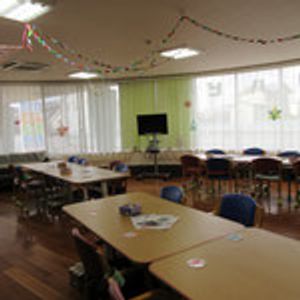 天井に飾りつけのある部屋