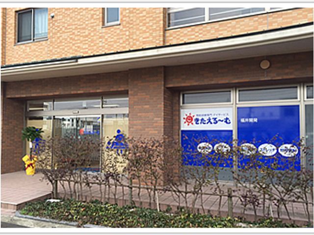 入口の外観 外観 明るいエントランスが特徴の建物です。手入れの行き届いた植栽が訪れる方を迎えます。