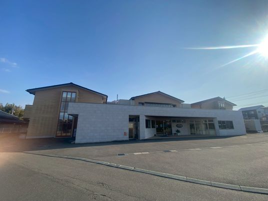 広々とした建物外観