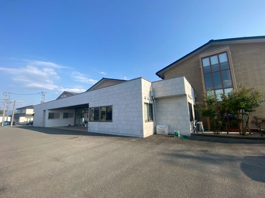 明るい建物の外観