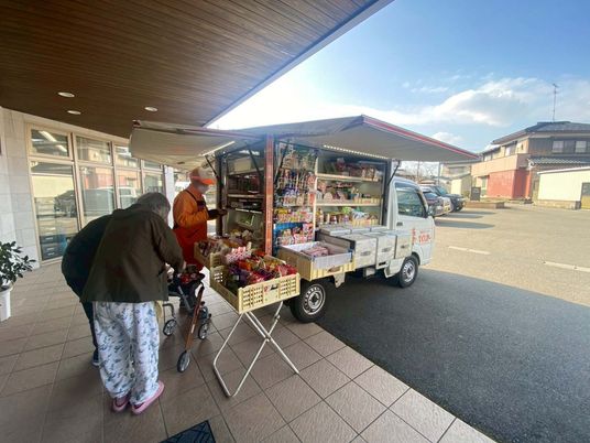 移動販売車と訪問者