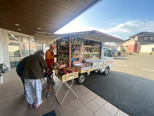 移動販売車と訪問者