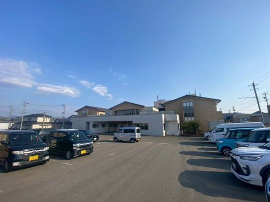 駐車場が目立つ建物外観