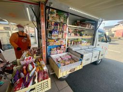 移動販売車と訪問スタッフ