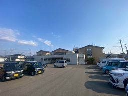駐車場と建物の外観