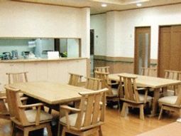 木製テーブルの食堂