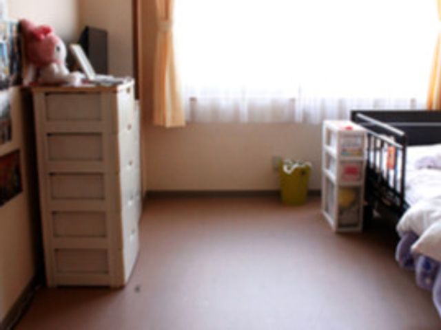 居室の日当たりの様子 居室 採光がたっぷりとれる居室です。落ち着いた雰囲気でご利用者のくつろぎの時間をサポートします。