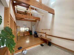 自然光の入る広々とした廊下