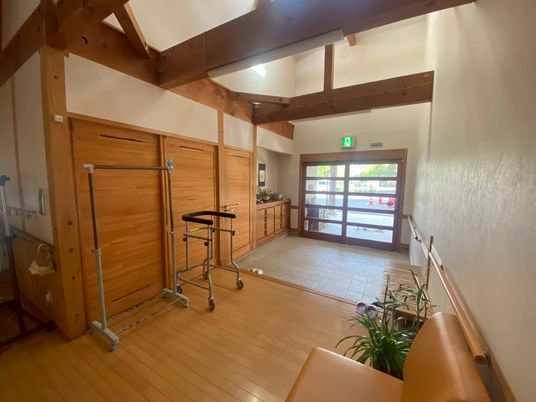 明るい室内の廊下