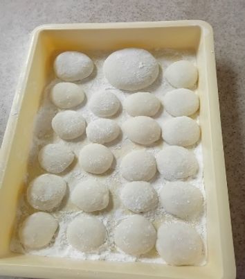 整然と並ぶ白い球体の料理