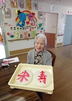笑顔の高齢者と手作り作品