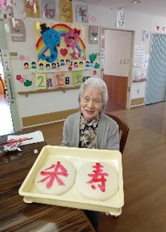 笑顔の高齢者と手作り作品