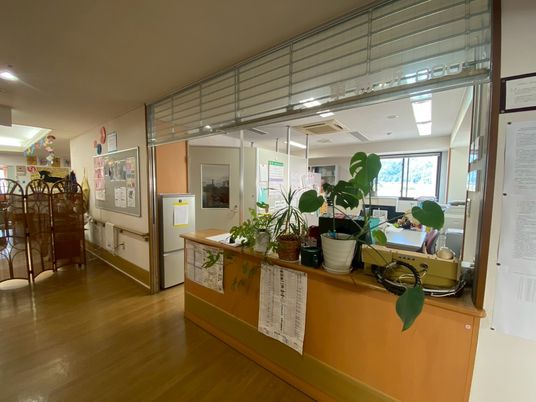 飾り棚と広い廊下