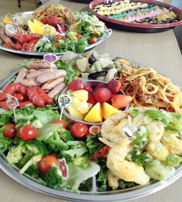 彩り豊かな料理のプレート