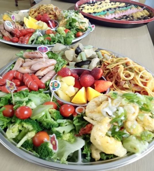 彩り豊かな料理のプレート