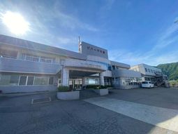 日差しが差し込む建物外観