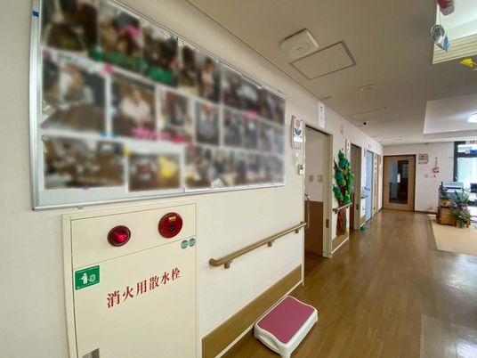 掲示物を壁に配置した廊下