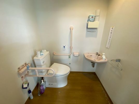 手すり付きのトイレ