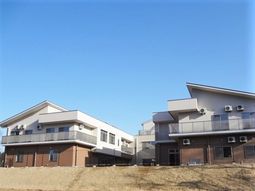 明るい空と建物の外観