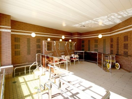 明るいリハビリプール空間