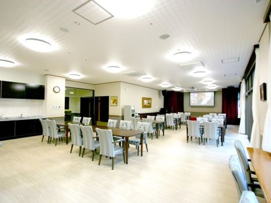 明るい食堂の空間