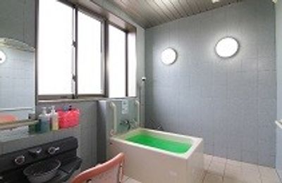 自然光が入る浴室
