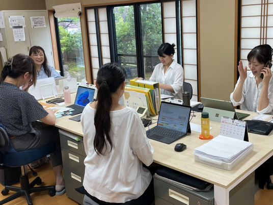 スタッフの事務机  