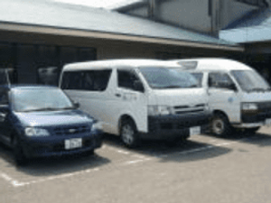 施設前の駐車場外観  