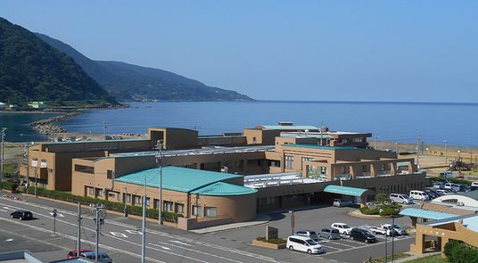 海に面した施設の外観