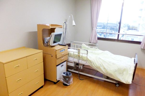 ベッドと家具がある居室