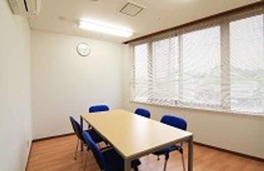 窓際とテーブルの部屋