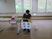 訓練室で記録する職員  